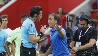 世体专家：巴萨第2个进球没问题，对手躺在草皮上装作受伤