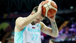 当爹又当妈！东契奇场均33分+9.7助均为赛会第1 斯洛文尼亚1胜2负