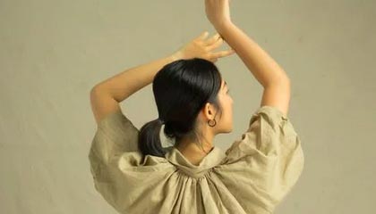 官网直播指南-大汗淋漓！骑士队莫布里在田径场训练 主要有阻力跑&amp;amp;带球跑等内容